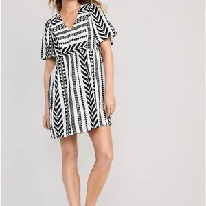Old Navy Black & White Vneck Jacquard Mini Dress